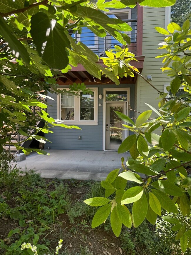 Building Photo - Beautiful 2 bed /1 bath condo in desirable Germantown - walking distance to coffee shops, restaur...
