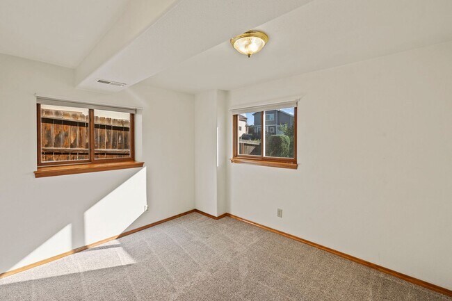 Building Photo - Sundown Rancher with Mountain Views, Walk-...