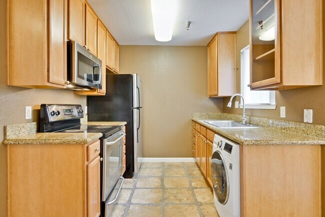 Building Photo - 1 Bed 1 Bath With Lots of Amenities!