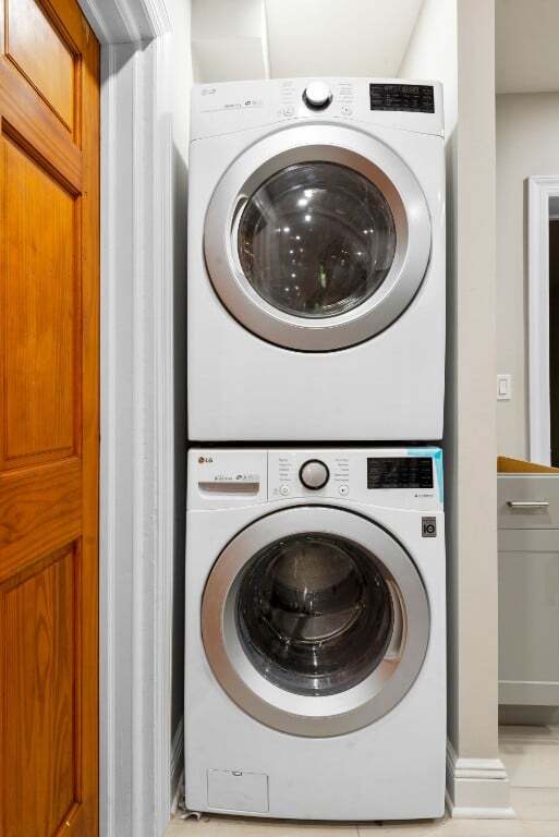 Building Photo - Newly Renovated 3 Bedroom with Washer /Dryer & Private yard