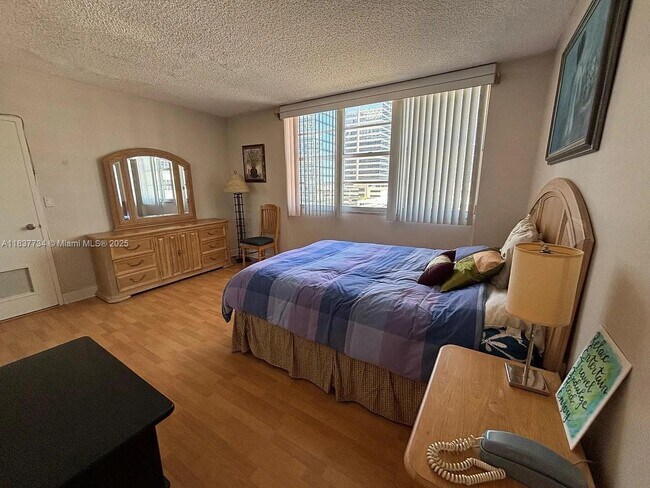 Building Photo - 825 Brickell Bay Dr