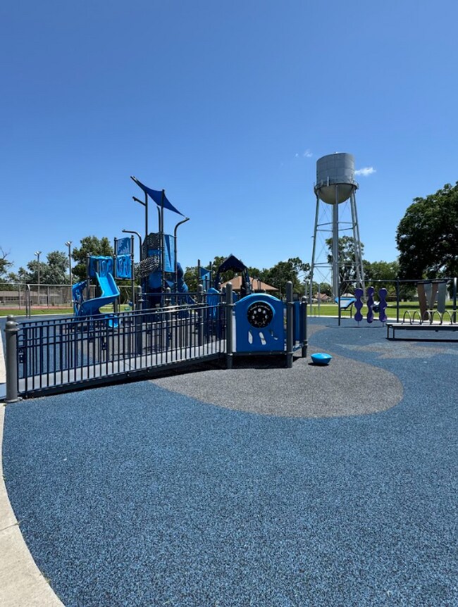 Building Photo - 4 Bed, 2 Bath Home - Apply Today!