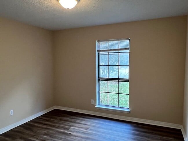 Building Photo - Brick home off Three Notch Road