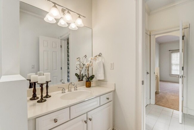 Building Photo - 704 Longleaf Dr NE