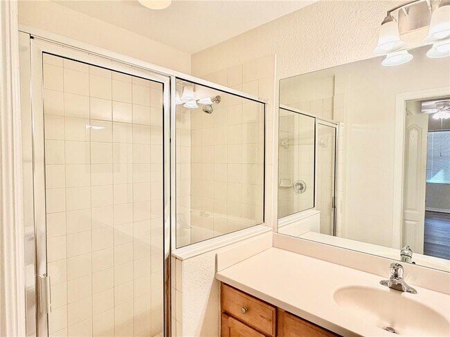 Building Photo - 819 Fairwaycove Ln