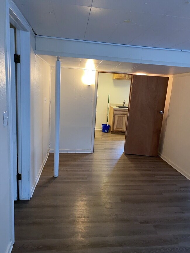 Building Photo - 560 S 40th St