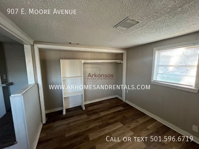 Building Photo - 907 E Moore Ave