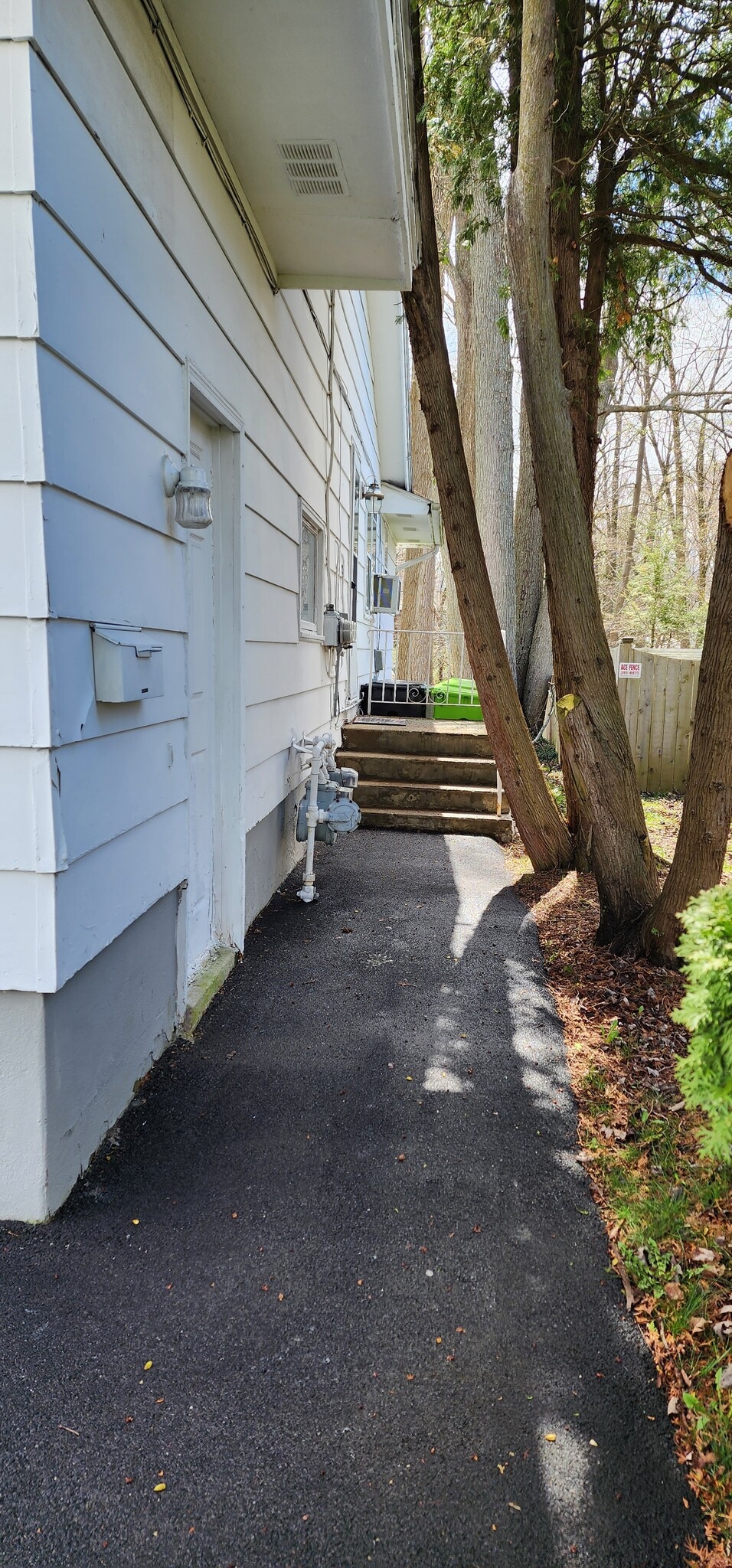 Building Photo - 403 Jewell Dr