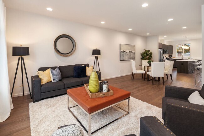 Building Photo - 4Bd/3.5Ba Shoreline Townhome