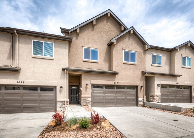 Building Photo - Fully Furnished 3 Bedroom 2.5 Bath Luxury Townhome by Garden of the Gods