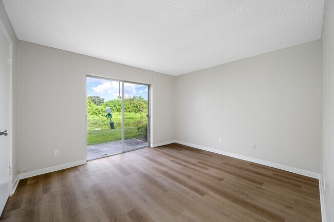 Building Photo - Spacious 1 Bed-1Bath Apartment Newly Renov...