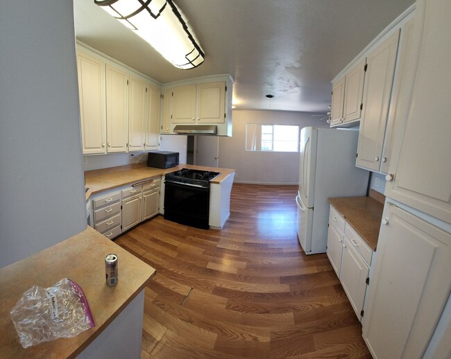 Building Photo - 4 bed 3 baths!  House ideally located close to campus, shopping, Bishop Peak