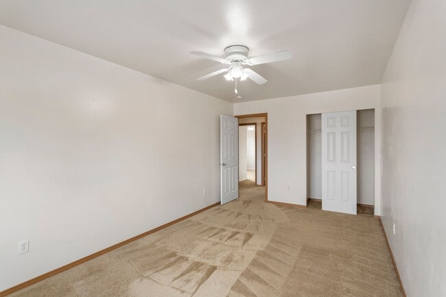 Building Photo - 4 Bed 2.5 Bath - Excellent Condition - Pet...