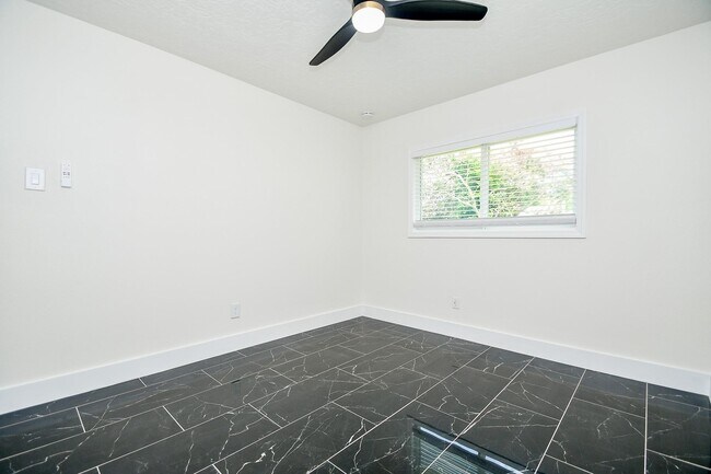 Building Photo - 6530 La Violetta Dr