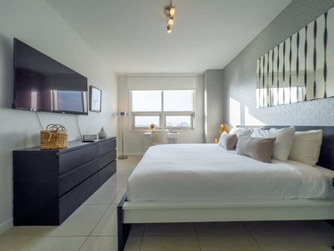 Building Photo - 3256 NE 1st Ave