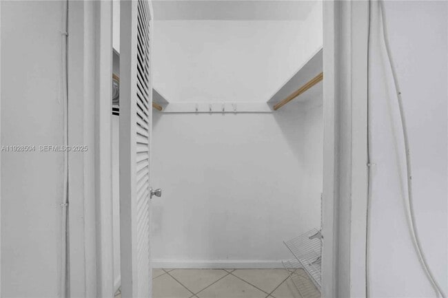 Building Photo - 10350 W Bay Harbor Dr