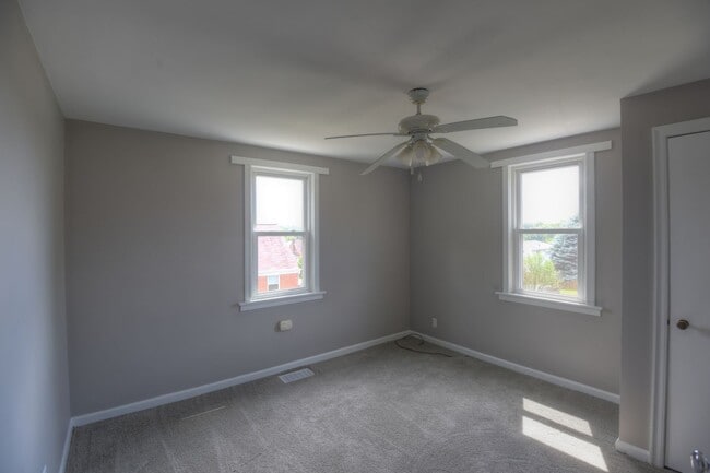 Building Photo - 2-Bedroom, 1-Bath Single-Family Home with Integral Garage and Renovated Interior for Rent