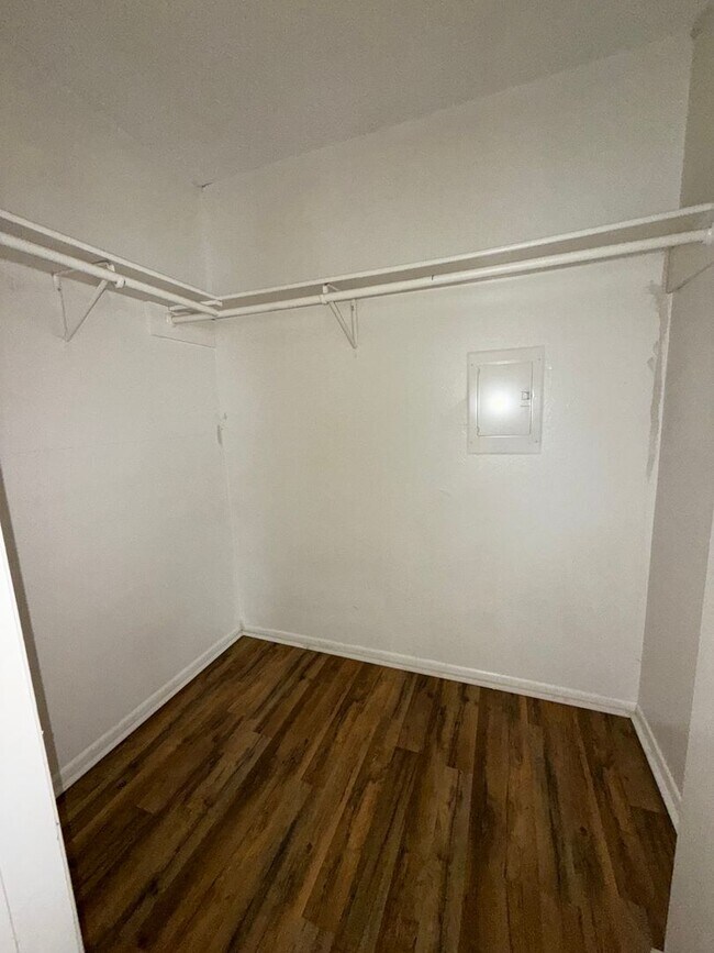 Building Photo - Tee Top