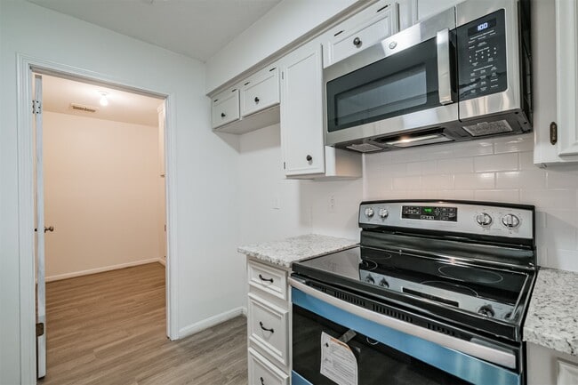 Building Photo - 3311 Palm Desert Ln