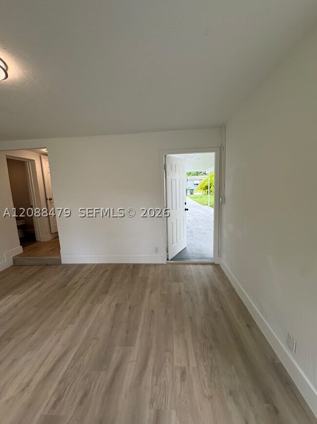Building Photo - 825 S 28th Ave