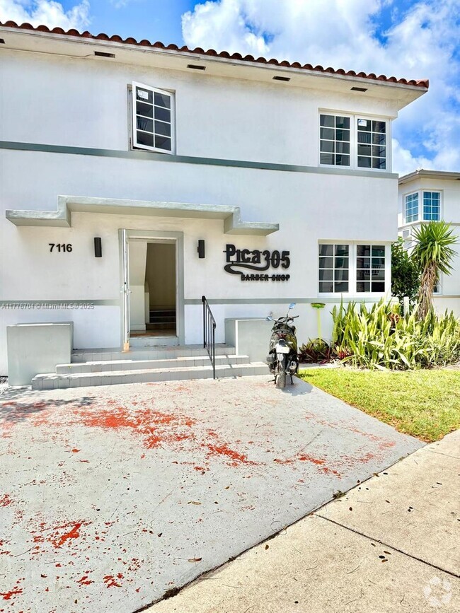 Building Photo - 7116 Bay Dr