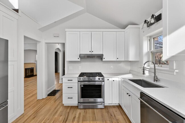 Building Photo - Platt Park Classic! 4 Beds, 2 Bath - Fully remodeled! Don't miss out on this one!