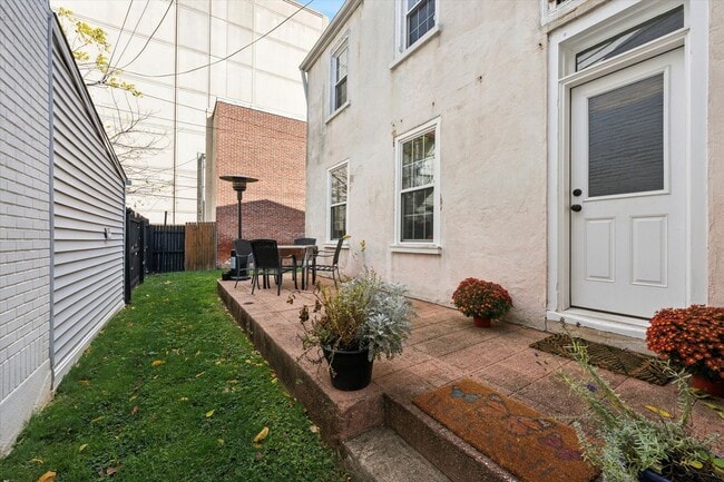 Building Photo - Updated 2BR Apartment in the Heart of West...