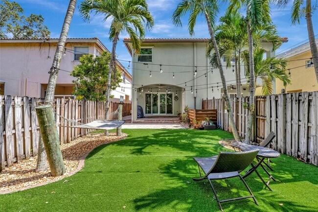 Building Photo - 853 SW 11th Ct