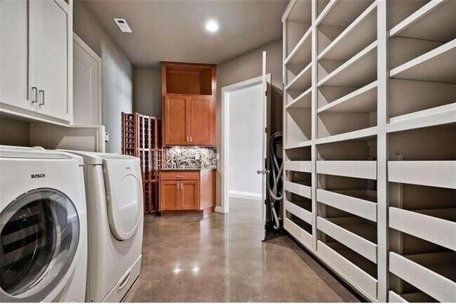 Building Photo - 17 W Augusta Ct