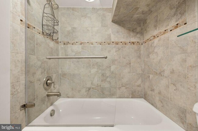 Building Photo - 912 I St NE