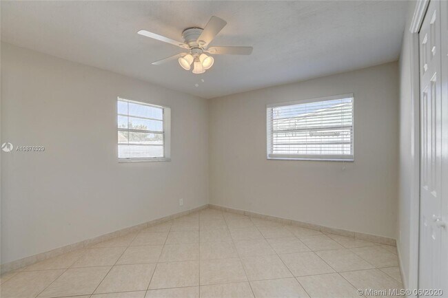 Building Photo - 4961 SW 17th St