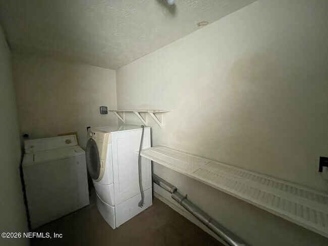 Building Photo - 231 Hopkins St