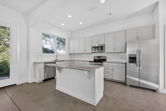 Building Photo - 617 Eastboro Dr