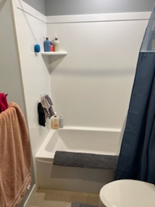 Building Photo - Rent: 3 bed unit 2 Bath