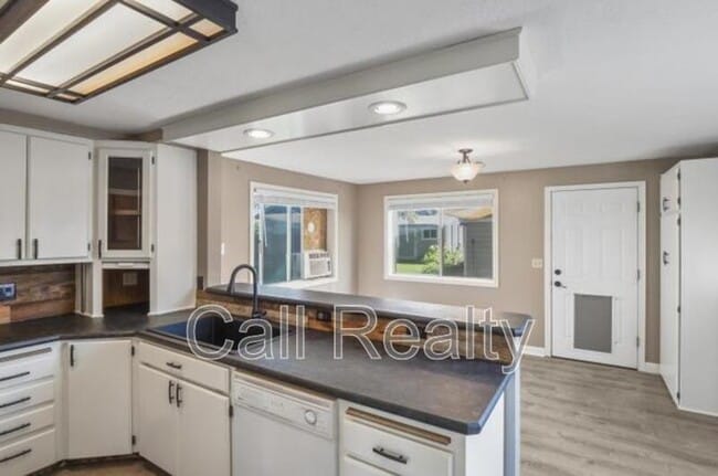 Building Photo - 5424 N Oak St