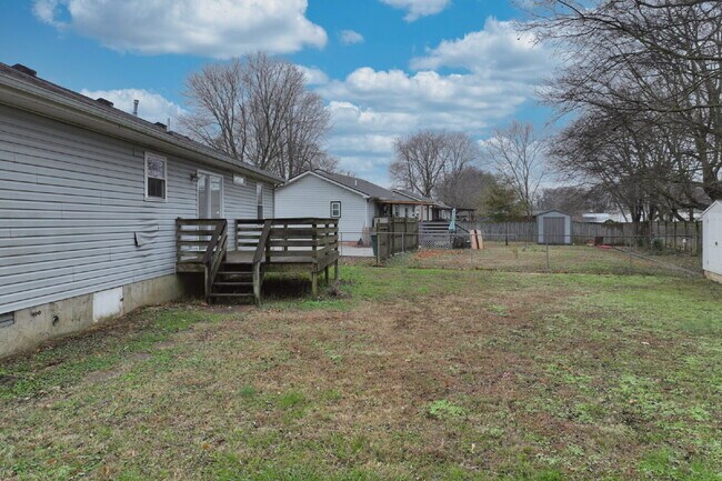 Building Photo - Car-free convenience! Modern 3 Bed Home Minutes from Downtown Gallatin