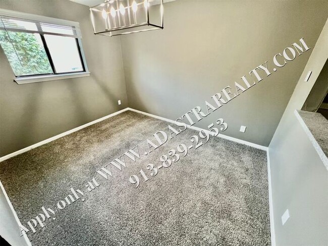 Building Photo - Updated 3 Bedroom 1 Bathroom Apartment in ...