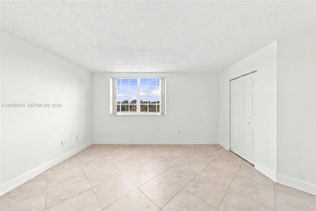 Building Photo - 9735 Fontainebleau Blvd