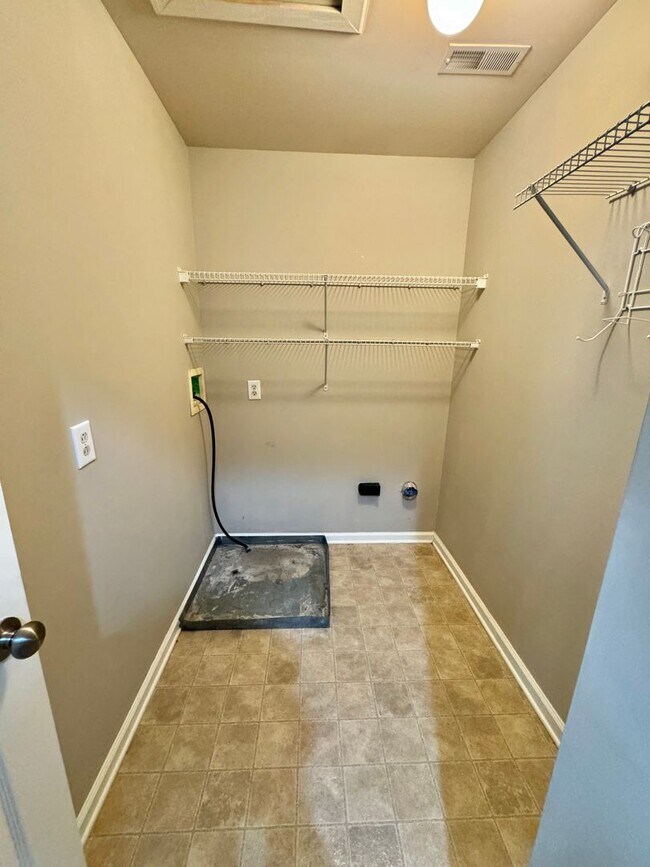 Building Photo - 3 Bed, 2 Offices, 2.5 Bath w/ 2 Car Garage in McKays Mill