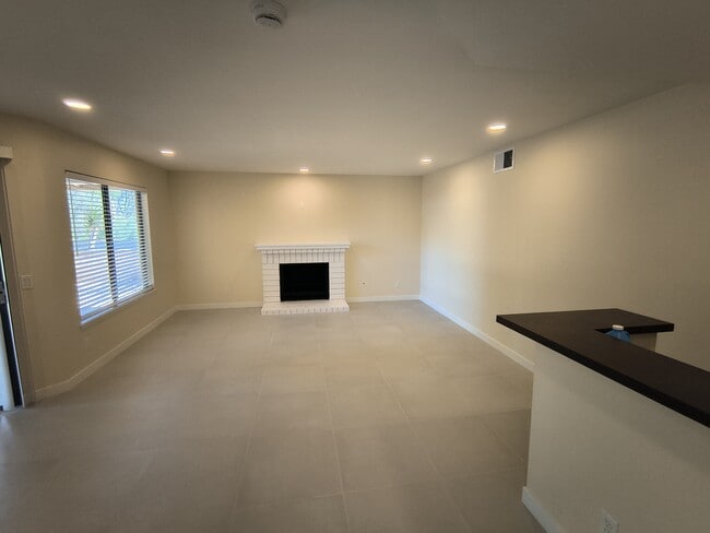 Building Photo - 462 Avenida Adobe