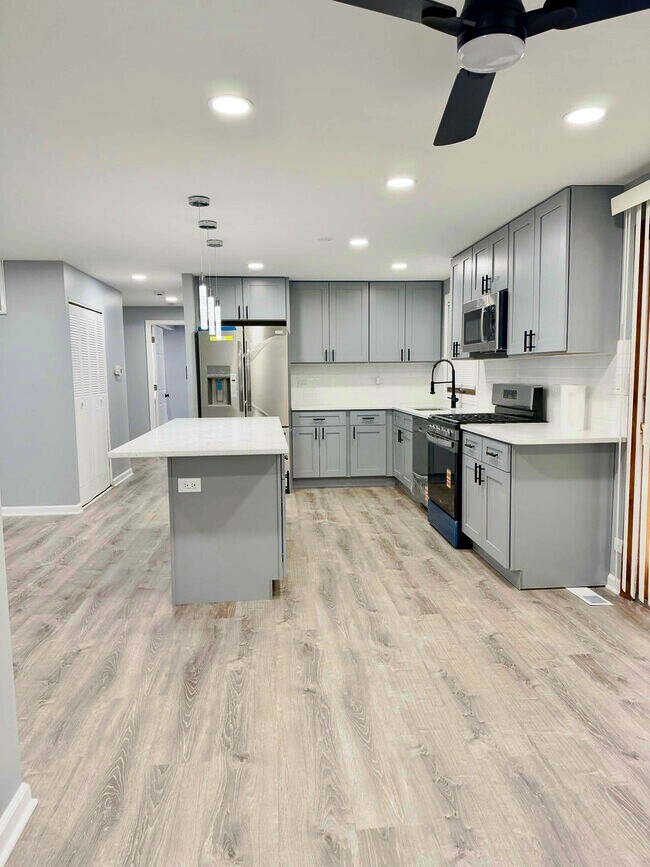 Building Photo - 1310 Somerset Ln