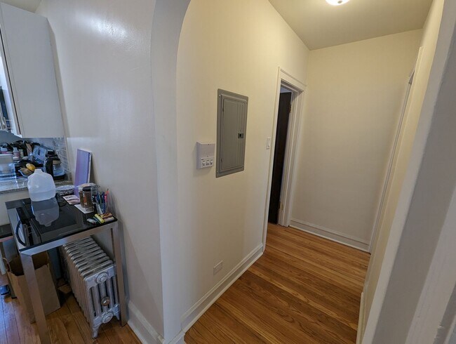 Building Photo - Spacious 1 BR - New Renovation Near the La...