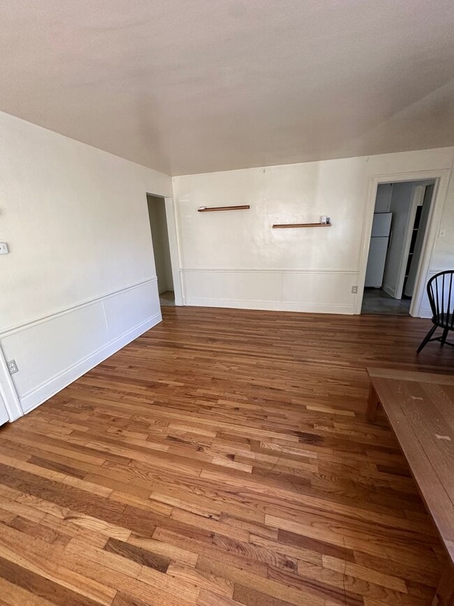 Building Photo - Fantastic Bench Location! Close to BSU and...