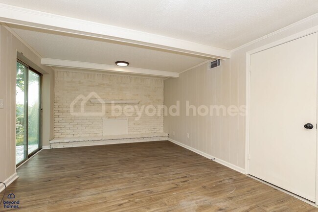 Building Photo - Freshly renovated 3 bedroom / 2 full bath ...
