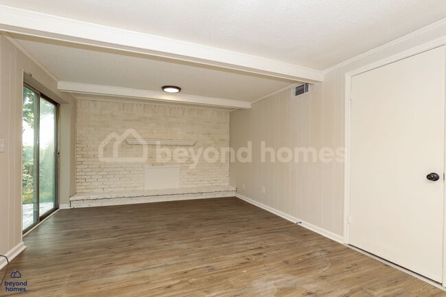 Building Photo - Freshly renovated 3 bedroom / 2 full bath home with 1,679 sq/ft of space!