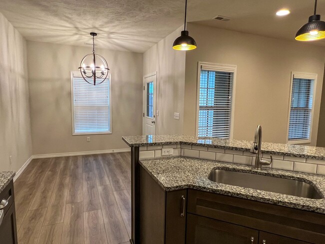 Building Photo - NEW LUXURY 3 BED 2 BATH 2 CAR GARAGE DUPLEX