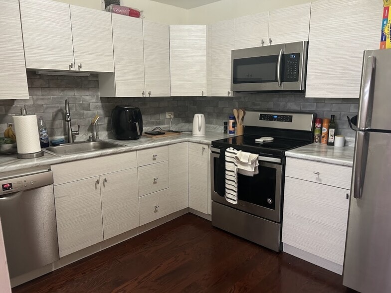 kitchen - 200 Dearborn N St