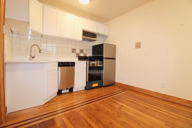 Building Photo - QUENTIN ROAD