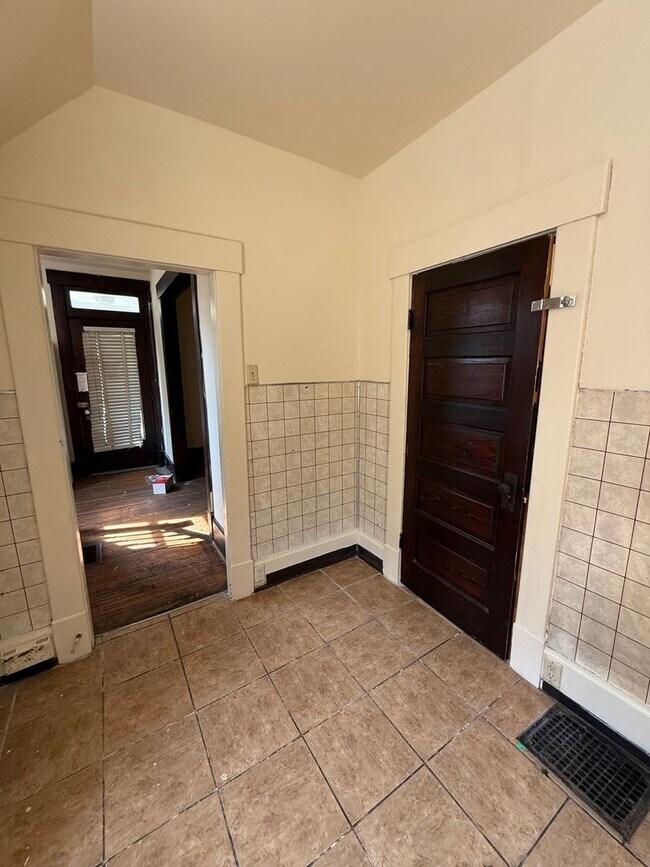 Building Photo - 3 bedroom 1 bath single family home with y...