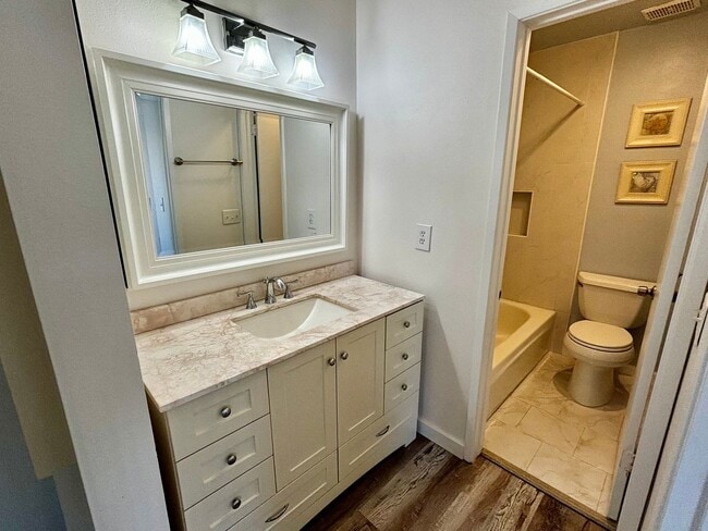 Building Photo - 1 Bed/1 Bath Condo With Bonus Room